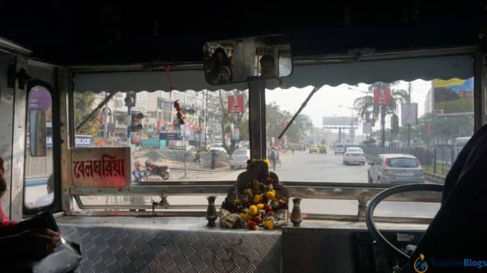 Алтарь  внутри индийского автобуса