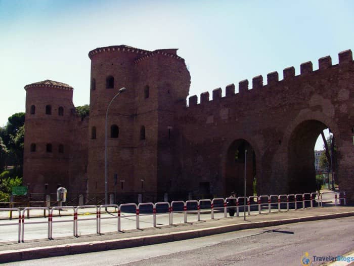 Крепость в центре города