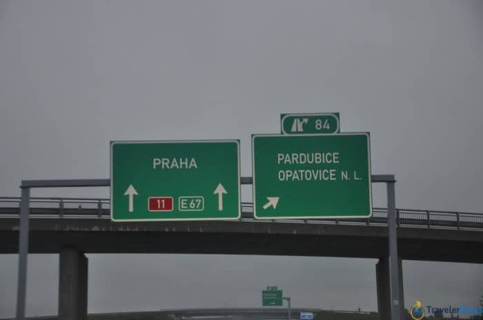 Указатель на Прагу. Дорога в Чехию через Польшу.