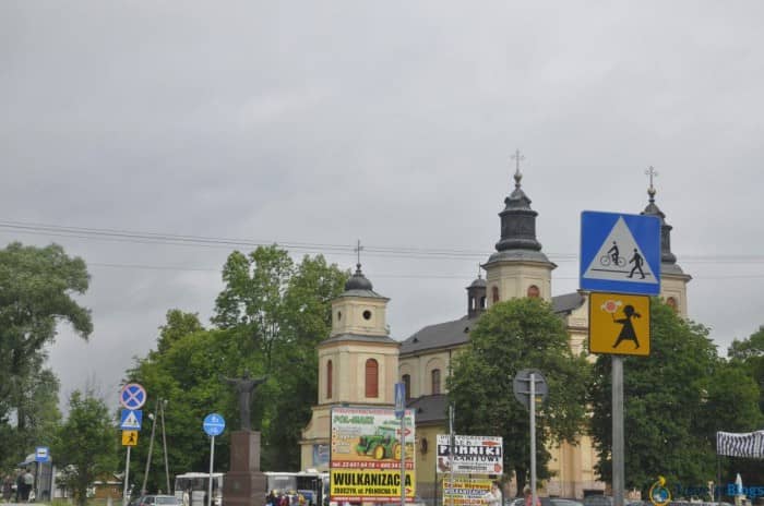Вид на храм в Польше. Умилительные дорожные знаки.