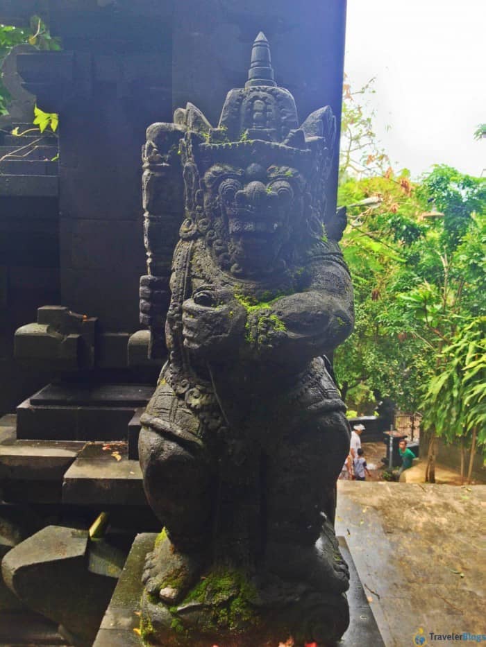 Одна из статуй, охраняющих ворота в храм