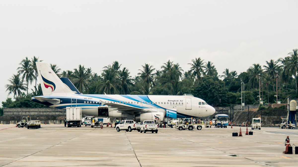 Самолет Bangkok Air приземляется на острове Самуи.