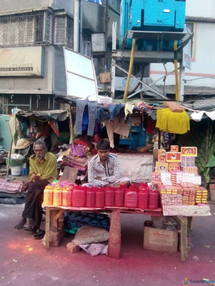 Улица Kalighat  с торговцами