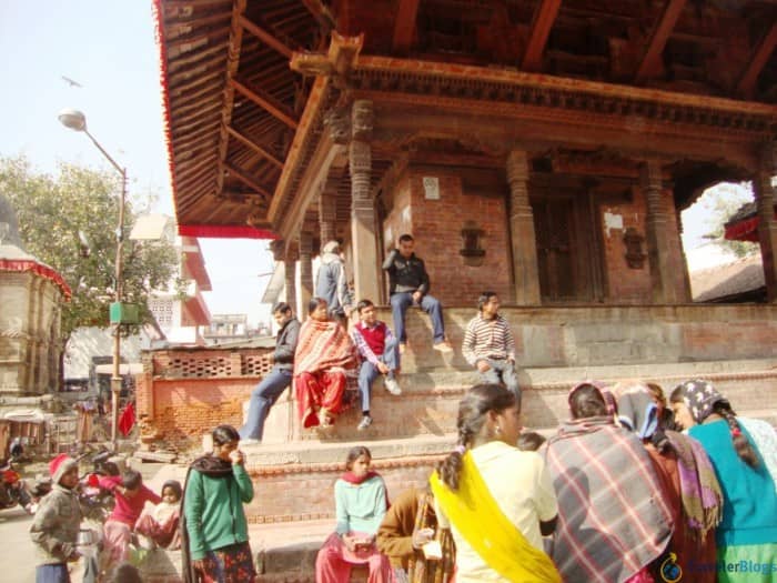 Умиротворенные непальцы на площади Дурбар