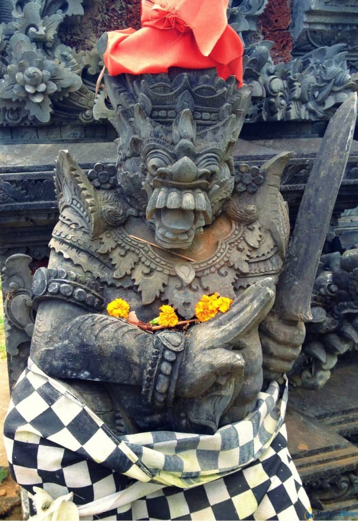Статуя у входа в храм