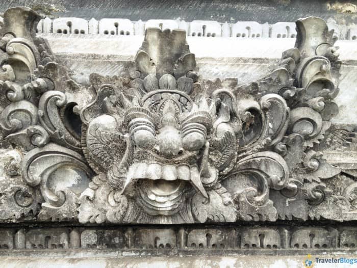 Лица богов, высеченые в стене по всему периметру храма