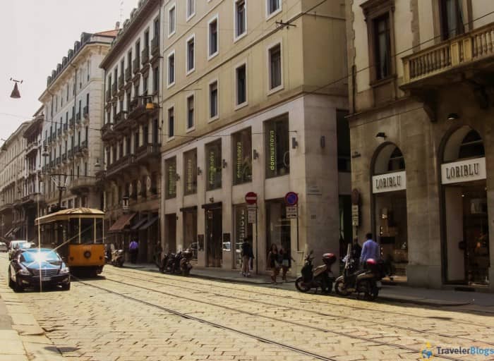 Улицы в центре S-класс и старинный трамвай