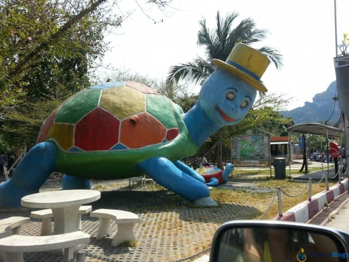 Детская площадка рядом с пирсом. Синяя черепаха.