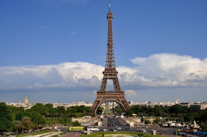 Эйфелева башня в Париже. Вид анфас.