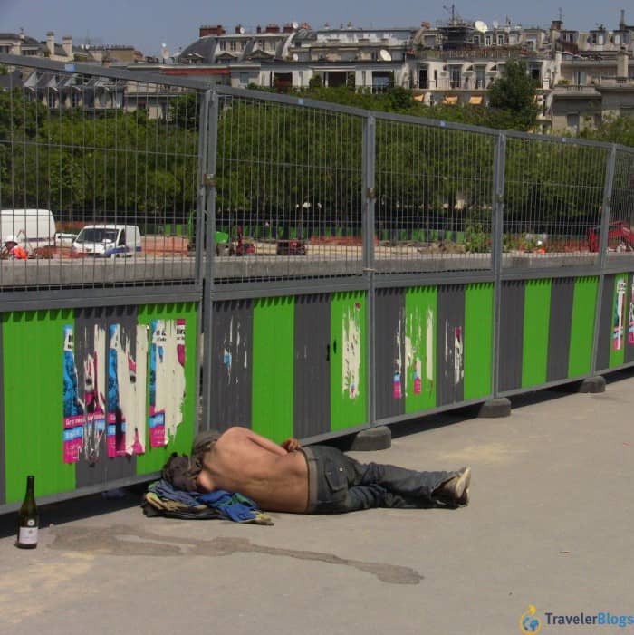 Спящие на улицах бездомные в Париже.