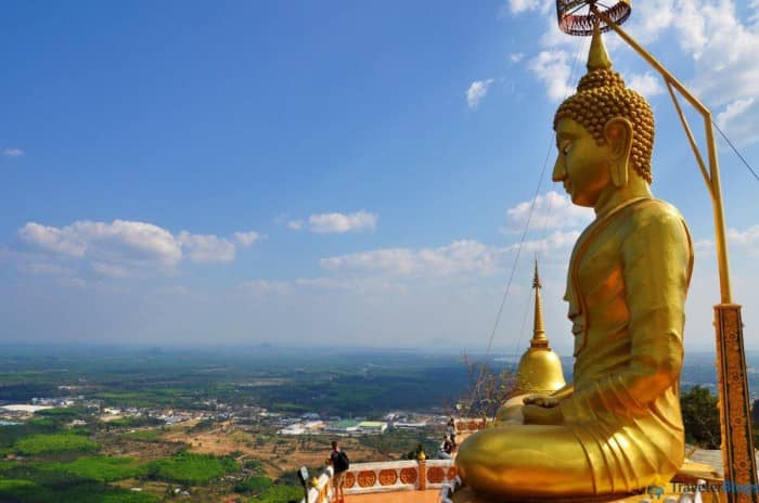 Большой Будда на высоте 600 метров, путь к которому лежит через 1237 ступеней