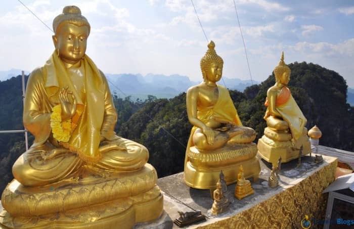 Золотые статуи и вид на горы