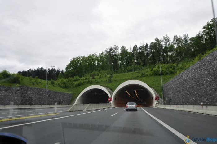 По дороге в Париж начали попадаться туннели.