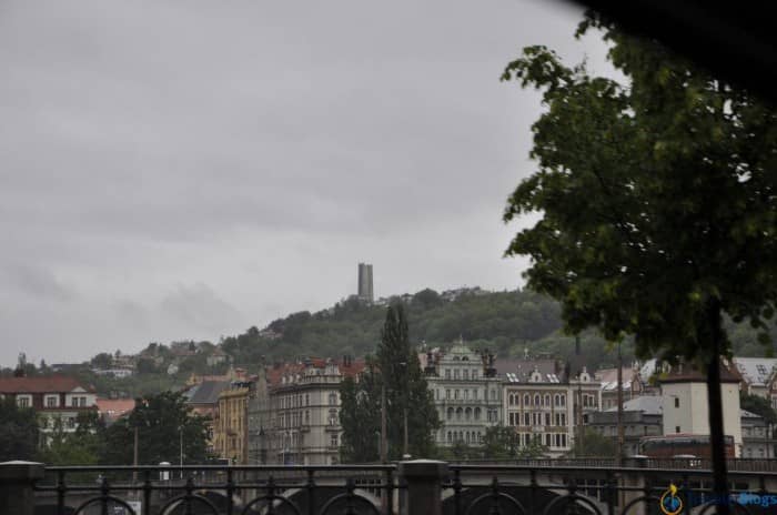 Вид на мост и домики в Праге в день наводнения.