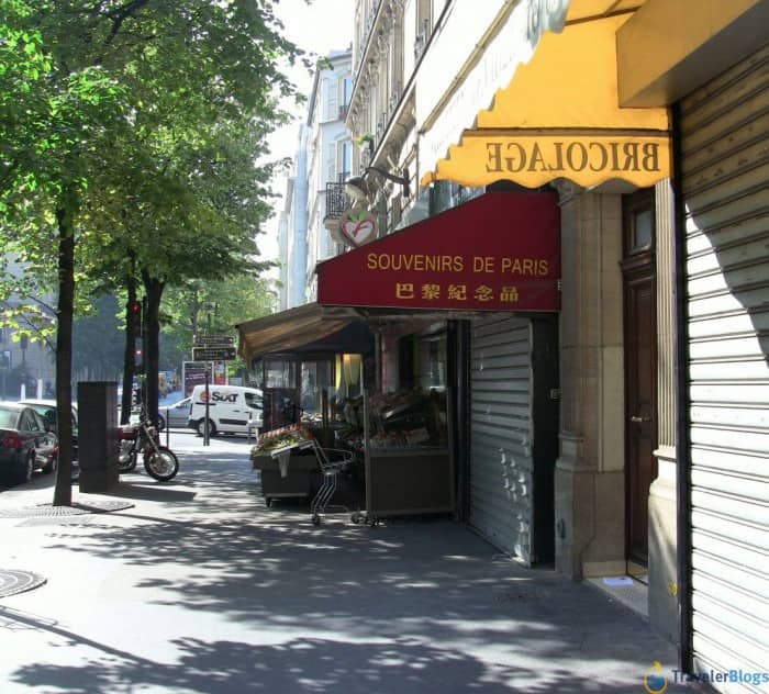 Магазинчик прямо у подъезда парижской квартиры рядом с Эйфелевой башней.