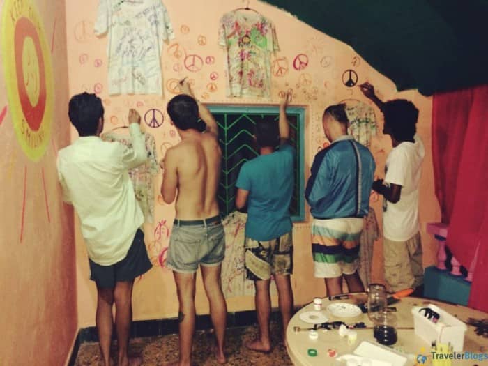 Раскраска стен дома вместе с индийскими друзьями