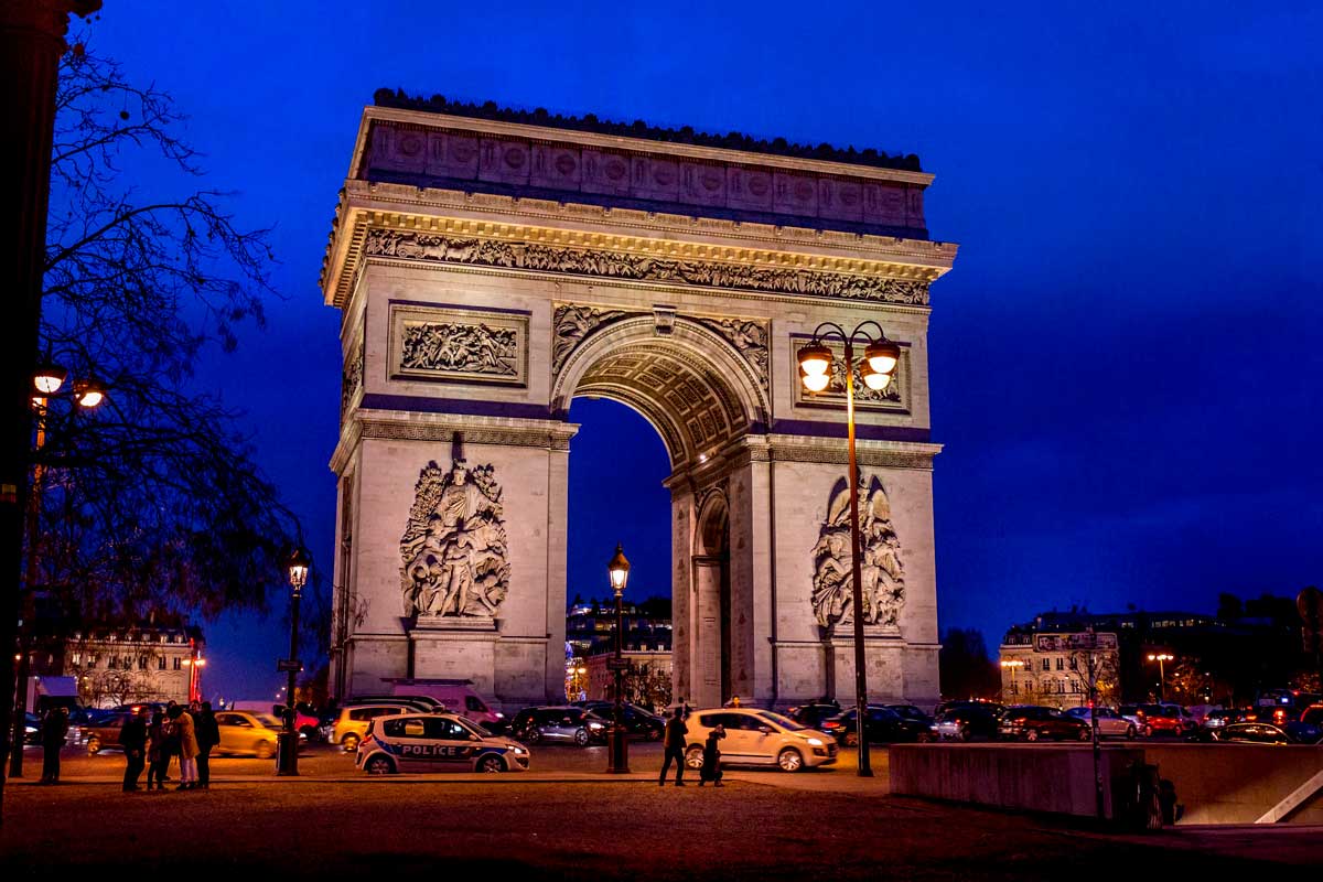 Парижская Триумфальная Арка ночью.
