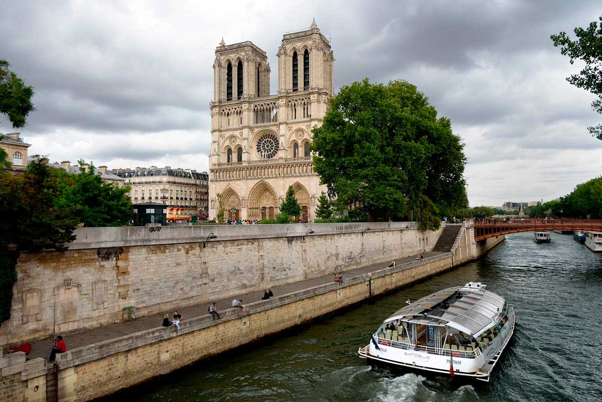 Собор Парижской Богоматери. Вид со стороны реки. Париж.