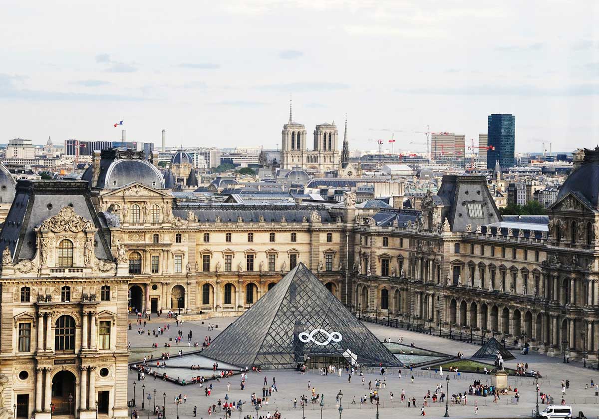 Вид на Париж и Лувр. 