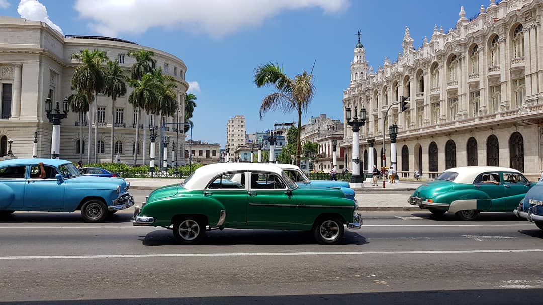 Центр кубинского города. Автомобили прошлого века и колониальная архитектура.