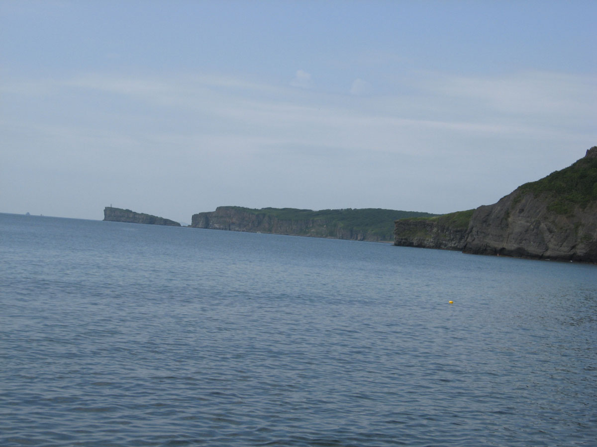 Скалы и море на острове Русский
