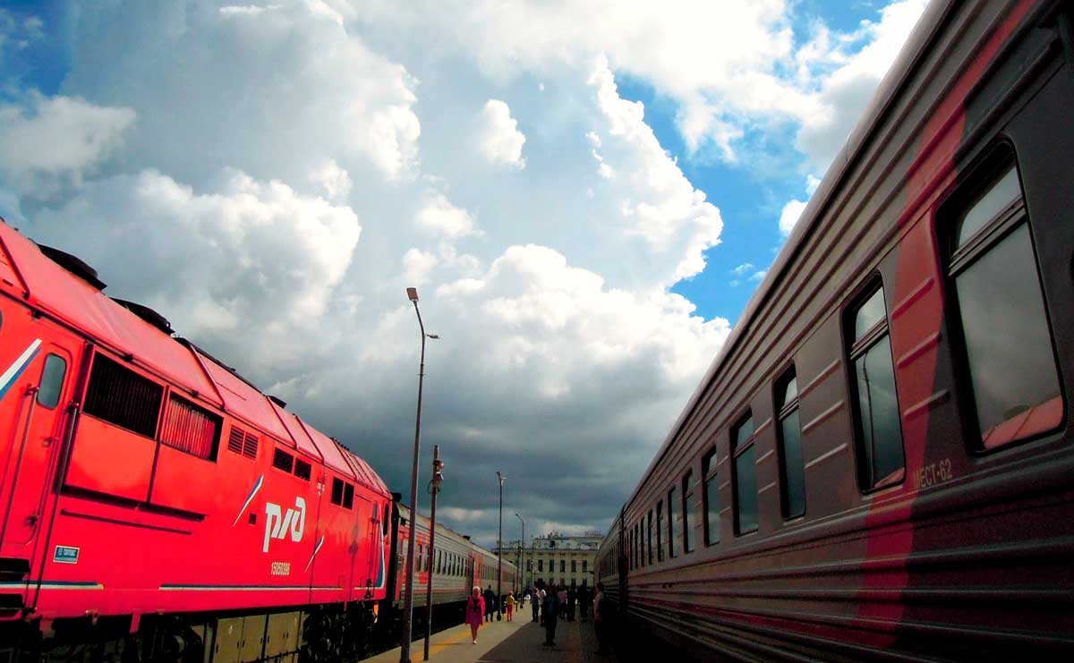 На поезде добраться до полуострова невозможно, ближайшая остановка - Краснодар или Анапа.
