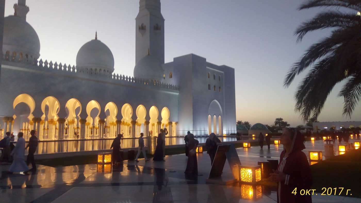 Белая мечеть вечером с подсветкой.